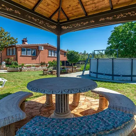 2 Bedroom Lovely In Holiday home