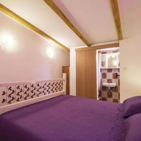 2 Bedroom Lovely In Holiday home